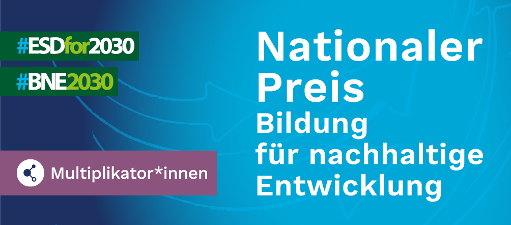 Nationaler BNE-Preis der Deutschen UNESCO Kommission (DUK) - wir sind dabei! Nationaler BNE-PGrafik mit blauem Hintergrund und geschwungenen Linien, die an eine stilisierte Flugbahn oder Pfeile erinnern. Rechts in großer, weißer Schrift steht: „Nationaler Preis Bildung für nachhaltige Entwicklung“. Links oben befinden sich zwei Hashtags in farbigen Balken: „#ESDfor2030“ (grün/blau) und „#BNE2030“ (grün/dunkelblau). Darunter ein lila Balken mit einem weißen Symbol für Vernetzung (drei verbundene Punkte) und der weißen Aufschrift „Multiplikator*innen“.