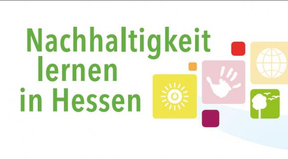 258 Schulen wurden seit Mai 2018 unter der bundesweit bislang einzigartigen Dachmarke „Nachhaltigkeit lernen in Hessen“ zusammengeführt. Das Bild zeigt ein Logo mit dem Text „Nachhaltigkeit lernen in Hessen“. Der Schriftzug ist in grüner Farbe, und der Hintergrund ist mit bunten Symbolen verziert, die verschiedene Aspekte der Nachhaltigkeit darstellen. Zu sehen sind ein Sonnensymbol, ein Handabdruck, ein Globus und ein Baum, die jeweils in rechteckigen Feldern angeordnet sind. Die Gestaltung ist modern und freundlich, was eine positive und einladende Botschaft zur Förderung von Nachhaltigkeit vermittelt.