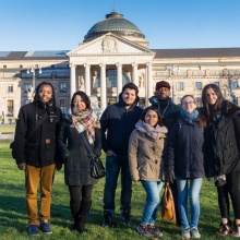 STUBE - Diskriminierung im Bildungssystem - Gruppenfoto vor Kurhaus Wiesbaden